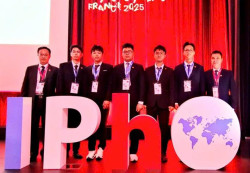 Đội tuyển IPhO 2025 (từ trái sang phải): PGS.TS Đặng Đức Vượng, Phó Trưởng đoàn; em Nguyễn Công Vinh; Em Nguyễn Thế Quân; Em Trương Đức Dũng; Em Lý Bá Khôi; Em Trần Lê Thiện Nhân ; PGS.TS Đỗ Danh Bích, Trưởng đoàn