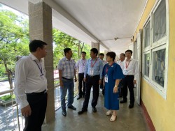 Cục trưởng Huỳnh Văn Chương kiểm tra cơ cở vật chất tại điểm thi trường THPT Gia Hội, TP Huế.