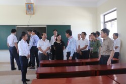 Cục trưởng Huỳnh Văn Chương kiểm tra vật chất tại điểm thi trường THPT Lý Tự Trọng, Thạch Hà, Hà Tĩnh.