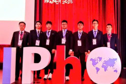 Đội tuyển quốc gia Việt Nam lọt top 10 tại Kì thi Olympic Vật lí Quốc tế 2025
