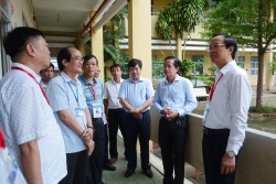 Thứ trưởng Phạm Ngọc Thưởng kiểm tra công tác chuẩn bị tại Điểm thi Trường THPT Hồ Thị Kỷ, Cà Mau
