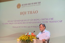 Tiến sĩ Lê Mỹ Phong, Phó Cục trưởng Cục Quản lý chất lượng được ủy quyền của Thứ trưởng Bộ Giáo dục và Đào tạo Hoàng Minh Sơn khai mạc Hội thảo