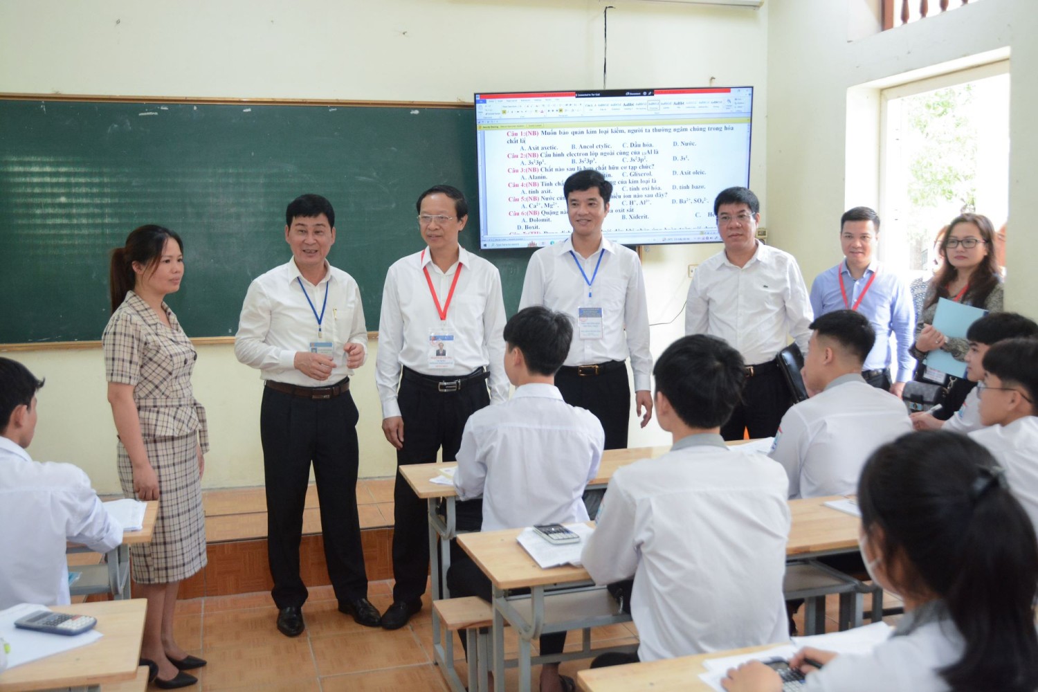 Thứ trưởng Phạm Ngọc Thưởng trò chuyện với các em học sinh lớp 12 Trường THPT Gia Viễn B, tỉnh Ninh Bình. 
