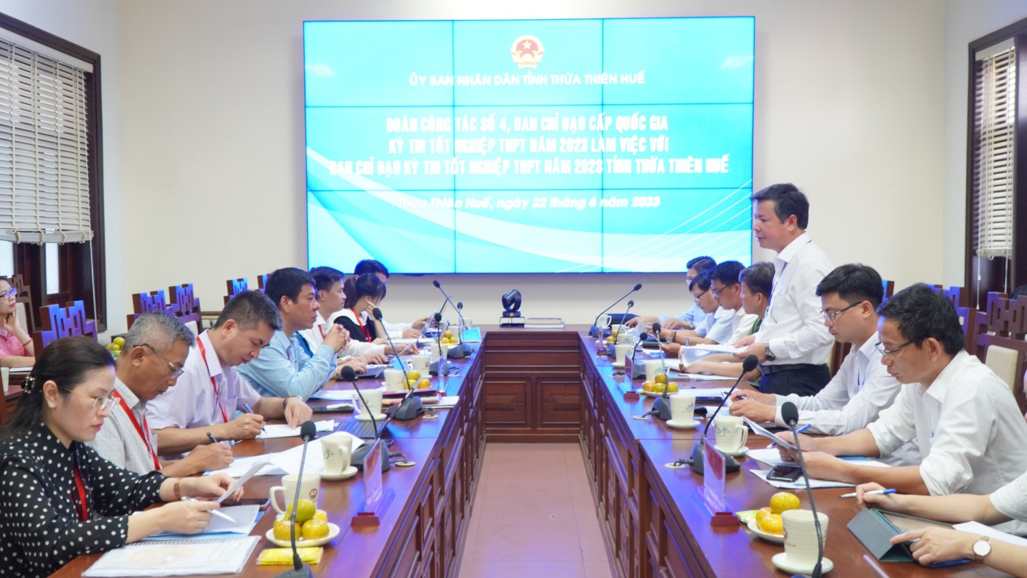 Ông Nguyễn Tân, Giám đốc Sở GD ĐT Huế báo cáo công tác chuẩn bị tổ chức Kỳ thi tại Thừa Thiên Huế