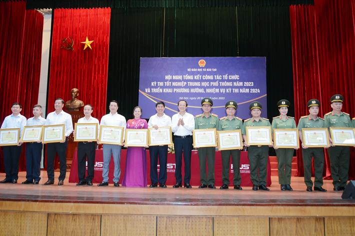Thứ trưởng Phạm Ngọc Thưởng trao bằng khen của Bộ trưởng Bộ GDĐT cho các tập thể, cá nhân có nhiều đóng góp tổ chức Kỳ thi tốt nghiệp THPT năm 2023