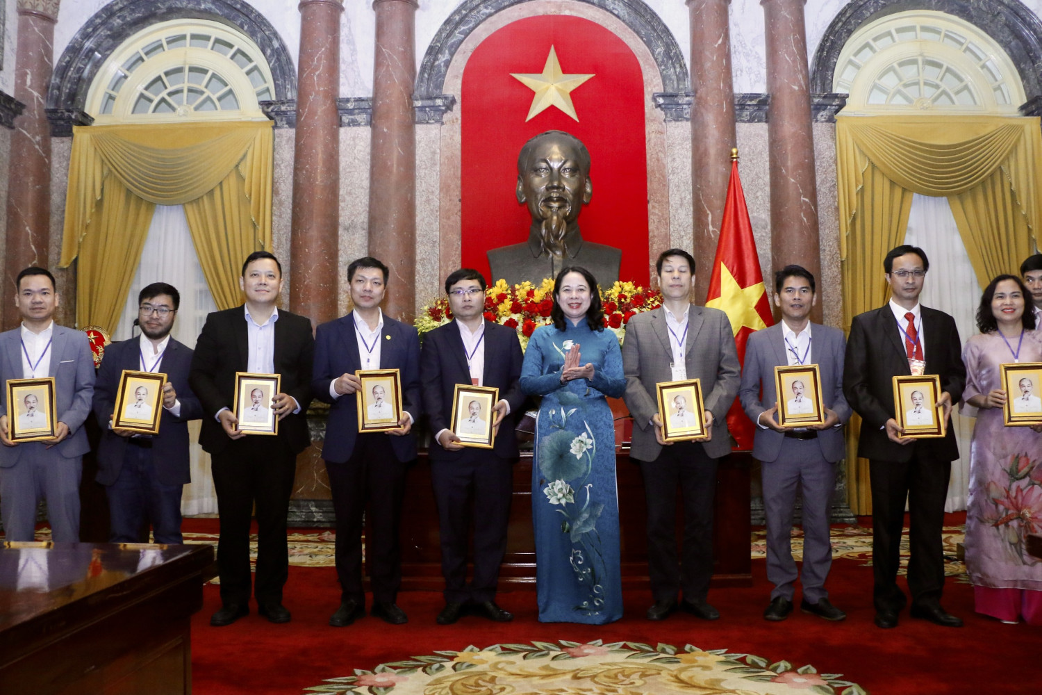 Phó Chủ tịch nước Võ Thị Ánh Xuân gửi quà tặng cho các tập thể