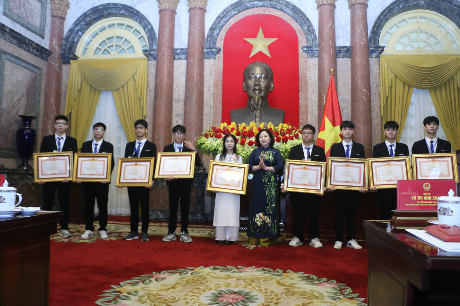Thứ trưởng Bộ GD&ĐT Ngô Thị Minh trao Bằng khen của Thủ tướng Chính phủ cho các học sinh