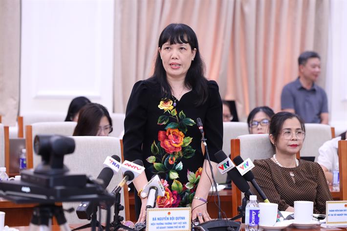 Bà Nguyễn Bội Quỳnh, Hiệu trưởng Trường THPT Việt Đức trao đổi tại Hội nghị
