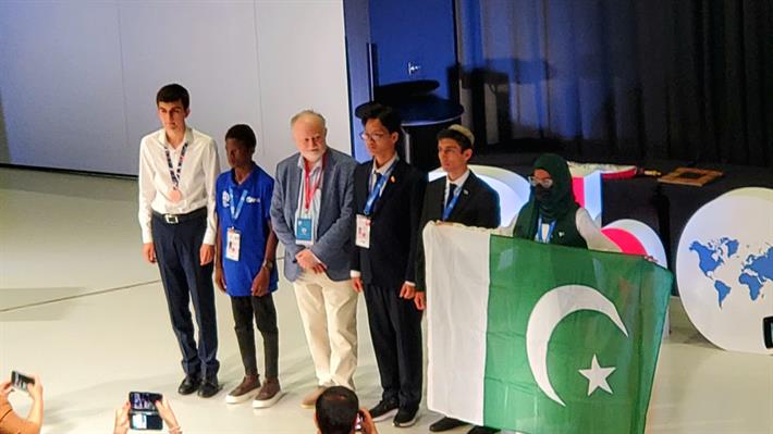 Em Trần Lê Thiện Nhân (giữa) là 1 trong 5 học sinh được nhận giải thưởng “STEM for All”