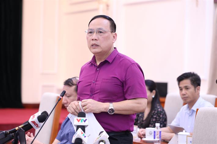 GS TSKH Nguyễn Đình Đức, nguyên Chủ tịch Hội đồng Trường Đại học Công nghệ, Đại học Quốc gia Hà Nội trao đổi tại Hội nghị