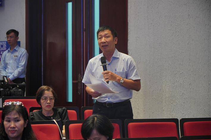 Phó Giám đốc Đại học Đà Nẵng Lê Đình Bắc trao đổi tại Hội nghị