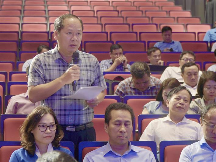 Phó Giám đốc Sở GDĐT Ninh Bình Đinh Văn Khâm trao đổi tại Hội nghị