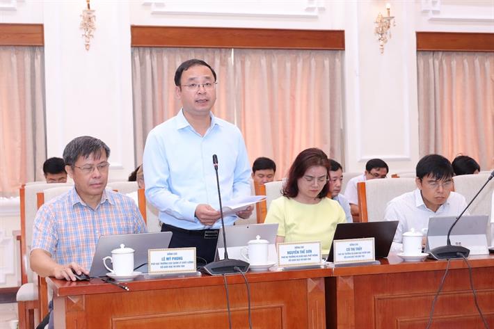 Phó Vụ trưởng Vụ Giáo dục phổ thông Nguyễn Thế Sơn trao đổi tại hội nghị