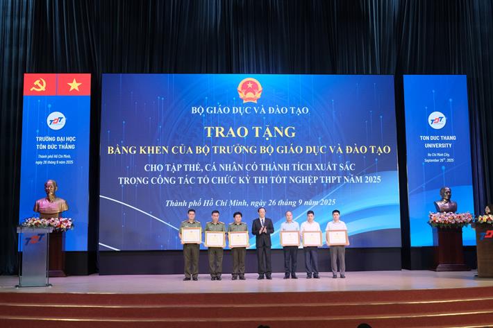 Thứ trưởng Thường trực Phạm Ngọc Thưởng trao Bằng khen của Bộ trưởng Bộ GDĐT cho tập thể, cá nhân có thành tích xuất sắc trong công tác tổ chức Kỳ thi tốt nghiệp THPT năm 2025