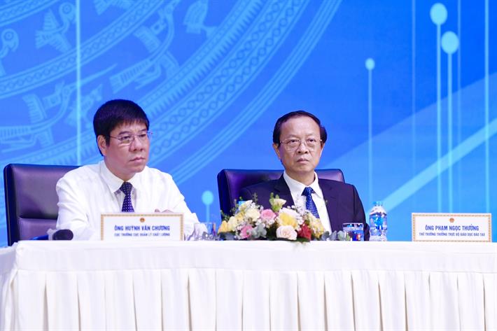 Thứ trưởng Thường trực Phạm Ngọc Thưởng và Cục trưởng Huỳnh Văn Chương chủ trì thảo luận tại Hội nghị