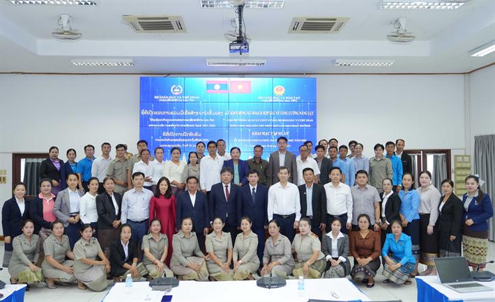 Các đại biểu Việt Nam và Lào tham dự buổi lễ
