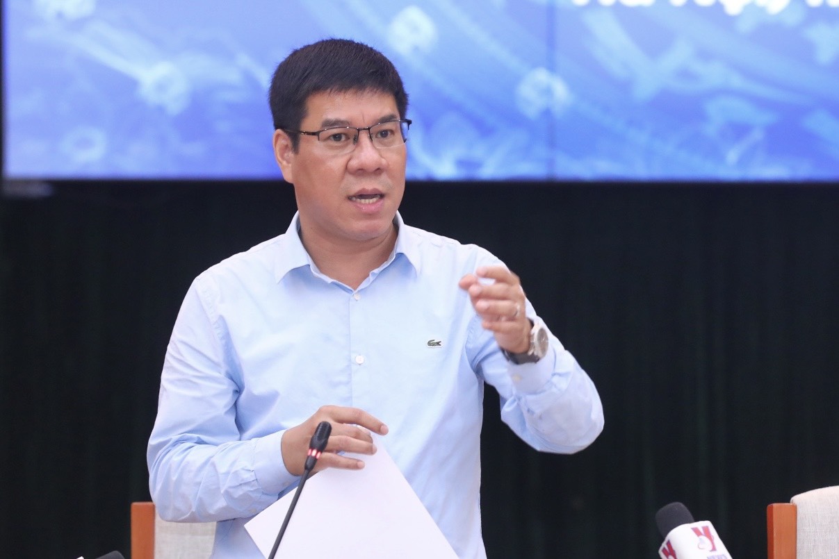 Cục trưởng Huỳnh Văn Chương báo cáo công tác tổ chức thi tại họp báo